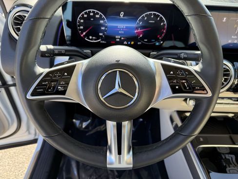 Certified 2025 Mercedes-Benz GLB 250 250 4MATIC image 17