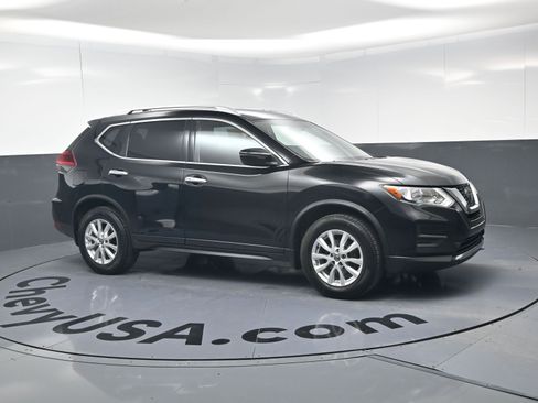 Used 2020 Nissan Rogue SV image 2
