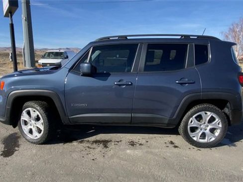 Used 2019 Jeep Renegade Latitude w/ UConnect 8.4 Nav Group image 5