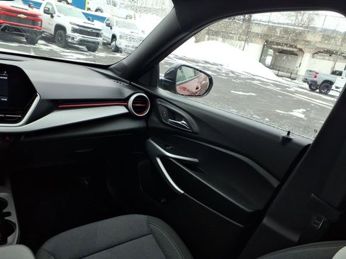 Used 2025 Chevrolet Trax RS w/ Sunroof Package image 16