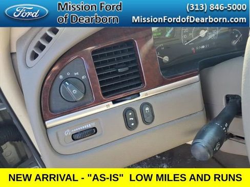 Used 2005 Lincoln Town Car Signature image 13