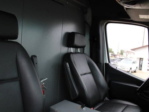 Used 2021 Freightliner Sprinter 2500 RWD image 11