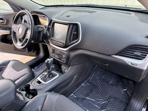 Used 2018 Jeep Cherokee Latitude Plus w/ Cold Weather Group image 28