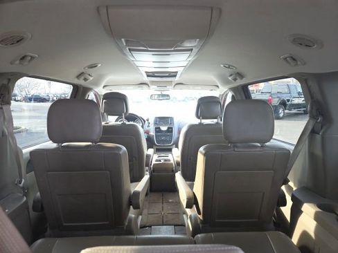 Used 2013 Chrysler Town & Country Touring image 8