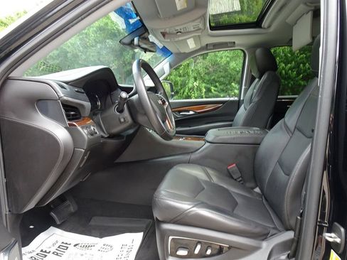 Used 2018 Cadillac Escalade Premium Luxury RWD image 7