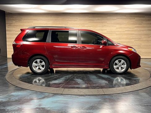 Used 2019 Toyota Sienna LE image 9