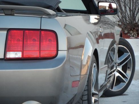 Used 2005 Ford Mustang GT Premium image 19