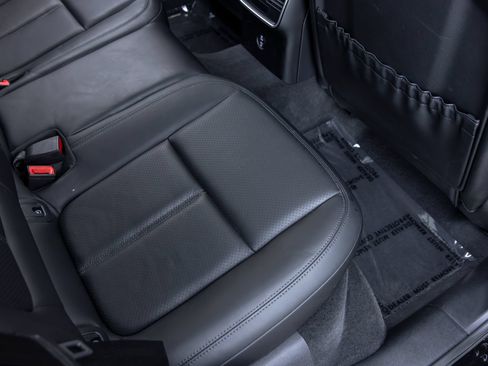 Certified 2023 Porsche Macan AWD/4WD image 47