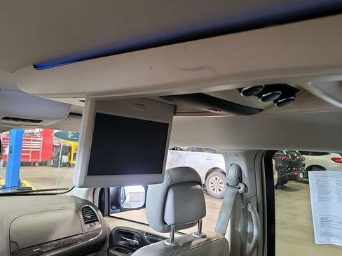 Used 2013 Chrysler Town & Country Touring-L w/ Driver Convenience Group image 31