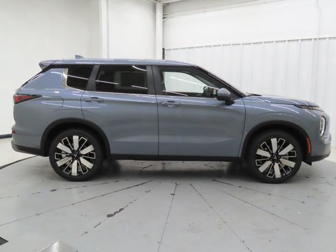 New 2026 Mitsubishi Outlander SE AWD/4WD image 2