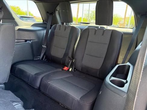 Used 2018 Ford Explorer XLT w/ Equipment Group 201A FWD image 10