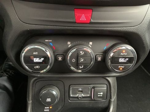 Used 2016 Jeep Renegade Latitude w/ Popular Equipment Group AWD/4WD image 40