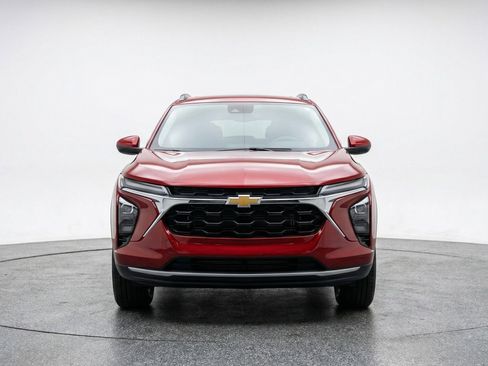 Used 2025 Chevrolet Trax LT FWD image 2
