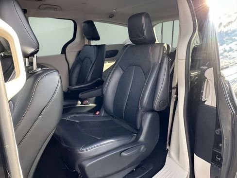 Used 2024 Chrysler Pacifica Limited FWD image 19