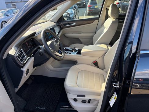 Used 2025 Volkswagen Atlas SEL image 30