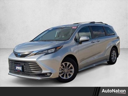 Used 2025 Toyota Sienna XLE image 1