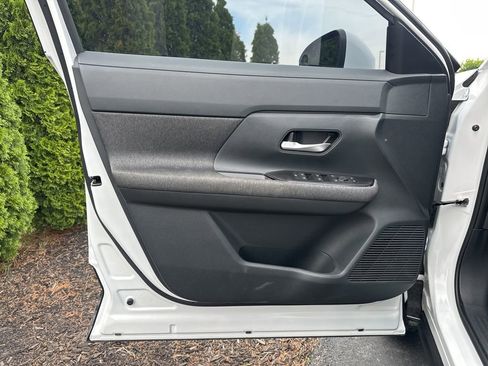 Used 2025 Nissan Kicks SV AWD/4WD image 7
