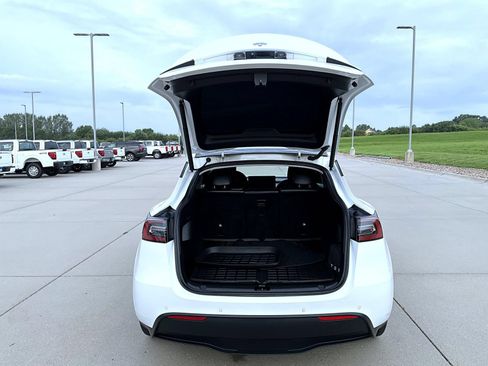 Used 2021 Tesla Model Y Long Range AWD/4WD image 23