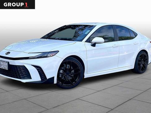 Used 2025 Toyota Camry SE image 1