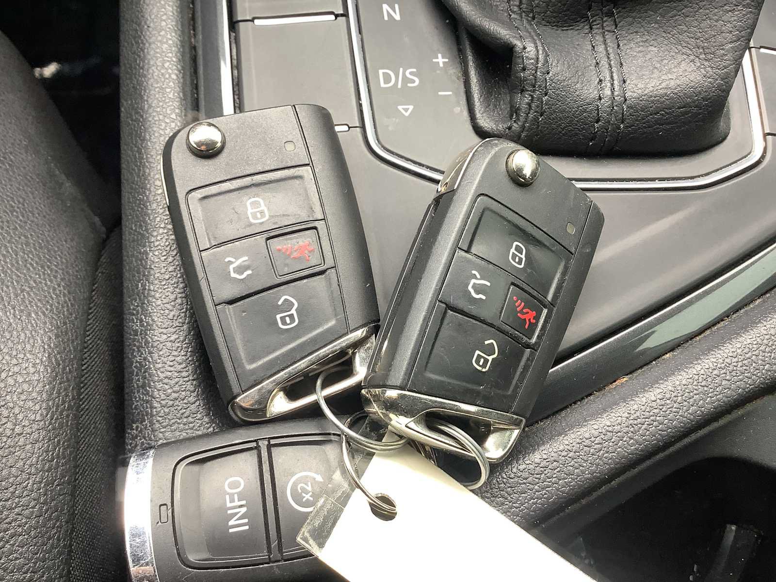 Used 2020 Volkswagen Tiguan SE FWD image 19