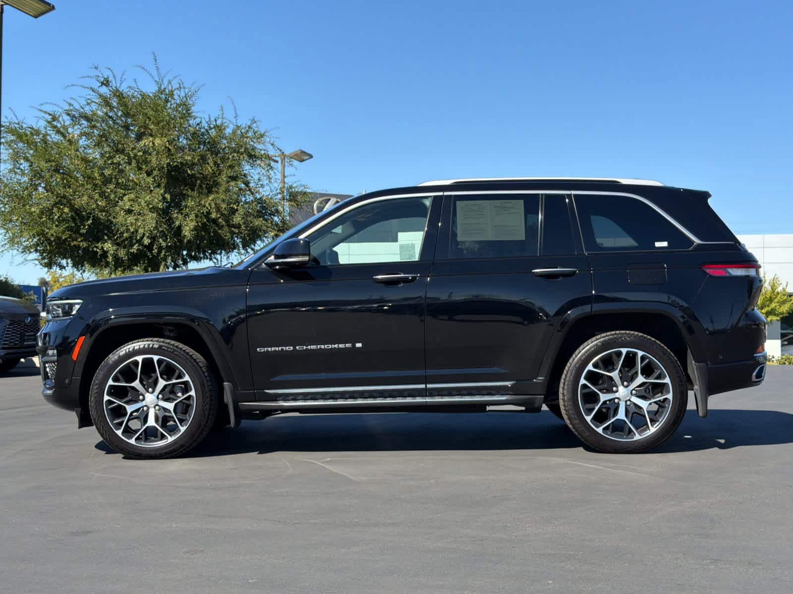 Used 2023 Jeep Grand Cherokee Summit AWD/4WD image 9