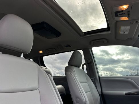 Used 2017 Toyota Sienna XLE image 19