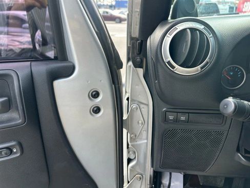 Used 2012 Jeep Wrangler Unlimited Rubicon image 16