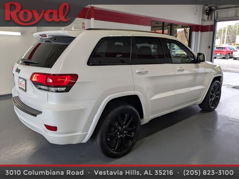 Used 2018 Jeep Grand Cherokee Altitude image 4