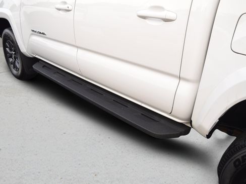 Used 2023 Toyota Tacoma SR5 AWD/4WD image 9