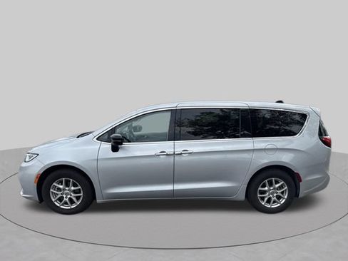 Used 2024 Chrysler Pacifica Touring-L FWD image 9