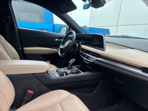 Used 2025 Cadillac XT4 Premium Luxury FWD image 43