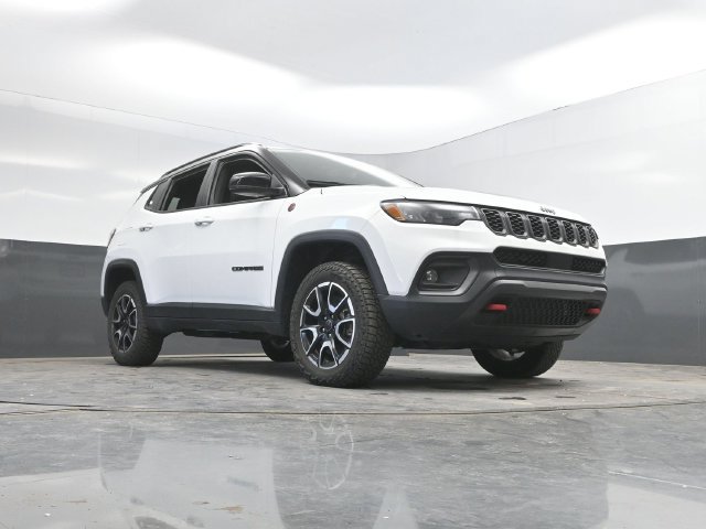 Used 2025 Jeep Compass Trailhawk AWD/4WD image 45