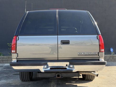 Used 1999 Chevrolet Suburban 2WD w/ Preferred Equipment Group 3 image 4
