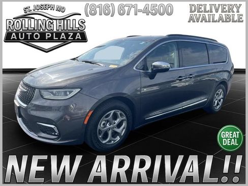 Used 2023 Chrysler Pacifica Limited FWD image 1