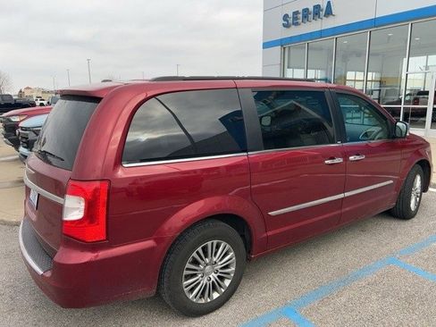 Used 2014 Chrysler Town & Country Touring-L w/ Driver Convenience Group image 4