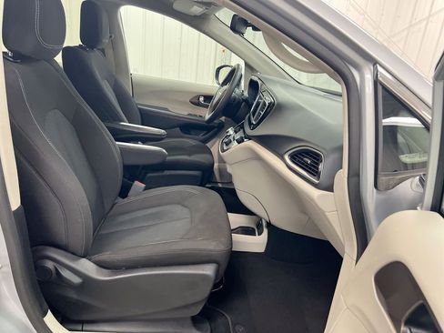 Used 2023 Chrysler Voyager LX image 21