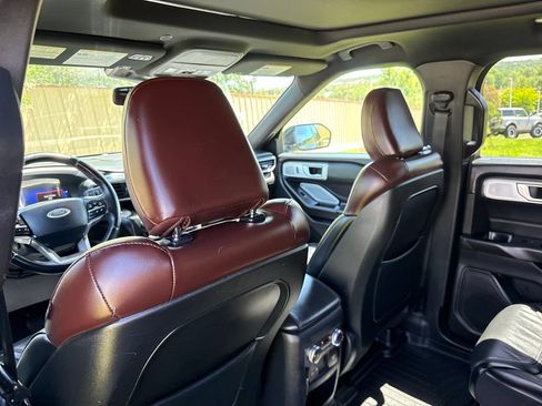 Used 2020 Ford Explorer Platinum w/ Premium Technology Package AWD/4WD image 23