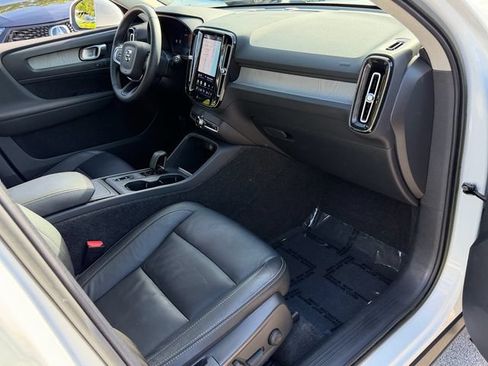 Used 2023 Volvo XC40 B4 Core w/ Convenience Package FWD image 19
