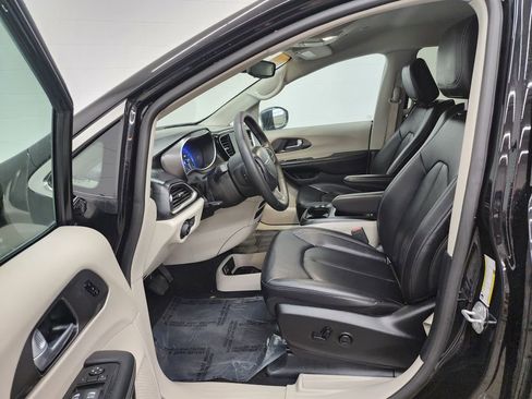 Used 2024 Chrysler Pacifica Touring-L FWD image 12