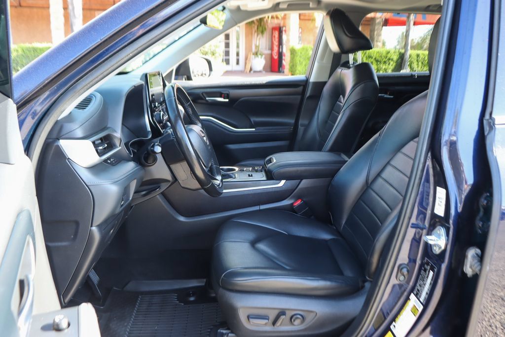 Used 2022 Toyota Highlander XLE FWD image 18