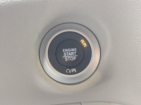 Used 2023 Chrysler Voyager LX image 16