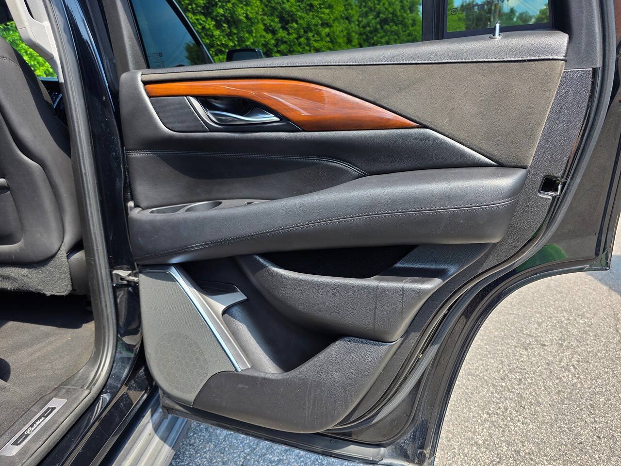 Used 2018 Cadillac Escalade Luxury AWD/4WD image 36