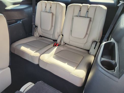 Used 2018 Ford Explorer Limited w/ Ford Safe & Smart Package FWD image 30