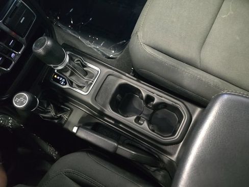 Used 2019 Jeep Wrangler Unlimited Sahara AWD/4WD image 27