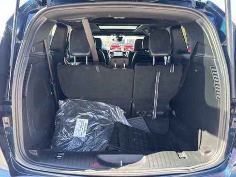 Used 2025 Chrysler Pacifica Select w/ Uconnect Theater Family Group image 32
