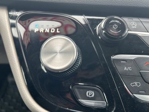 Used 2024 Chrysler Pacifica Touring-L image 28