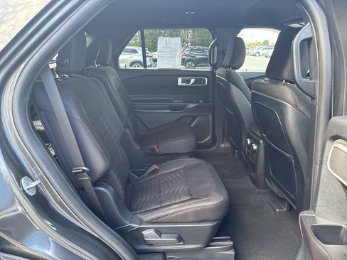 Used 2020 Ford Explorer XLT image 18