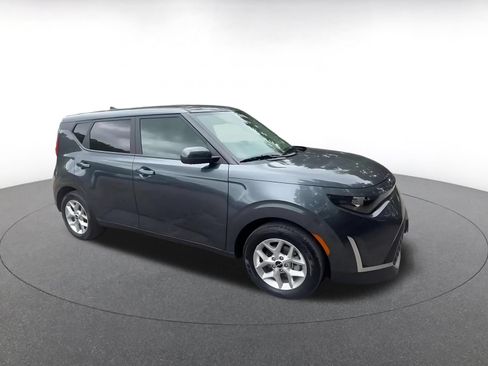 Used 2025 Kia Soul LX w/ LX Technology Package FWD image 2