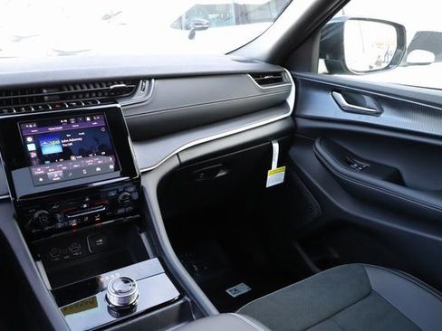 New 2025 Jeep Grand Cherokee Altitude AWD/4WD image 24
