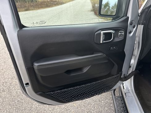 Used 2023 Jeep Gladiator Overland image 15